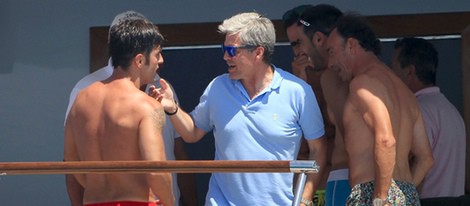 David Bustamante charlando con Espartaco y Pepín Liria a bordo de un barco en Ibiza