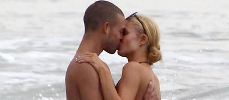 Paris Hilton besa a un misterioso hombre en Malibú