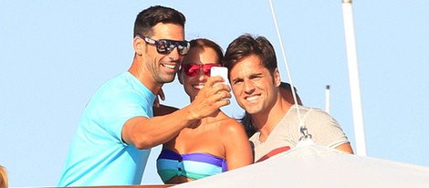 Paula Echevarría y David Bustamante se hacen un selfie con un amigo en Ibiza