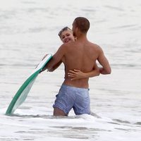 Paris Hilton abraza a su amigo en la playa de Malibú