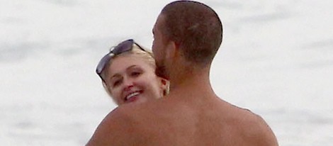 Paris Hilton abraza a su amigo en la playa de Malibú