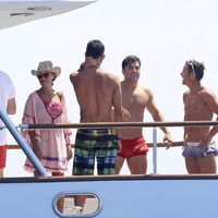 Paula Echevarría y David Bustamante con unos amigos en un barco en Ibiza