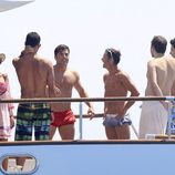 Paula Echevarría y David Bustamante con unos amigos en un barco en Ibiza