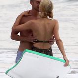Paris Hilton se da un chapuzón con un misterioso hombre en Malibú