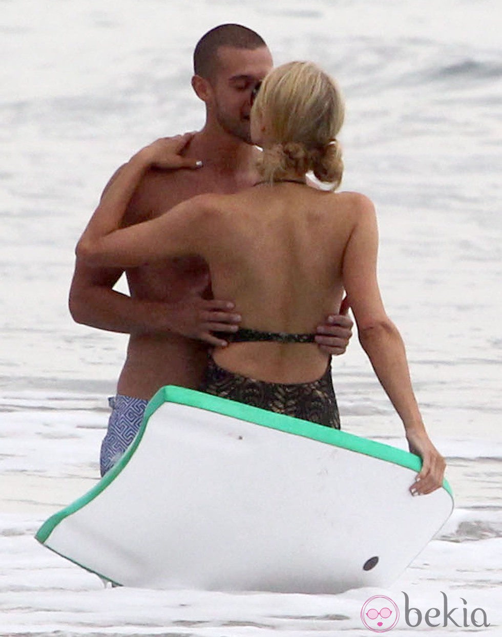 Paris Hilton se da un chapuzón con un misterioso hombre en Malibú