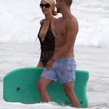 Paris Hilton luce su espectacular cuerpo junto a un misterioso hombre en Malibú