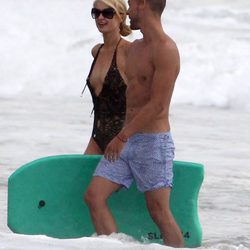Paris Hilton luce su espectacular cuerpo junto a un misterioso hombre en Malibú