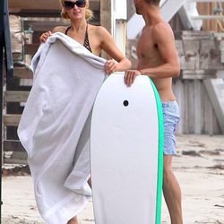 Paris Hilton con una toalla tras el chapuzón junto a su nuevo amigo en Malibú
