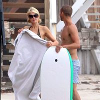 Paris Hilton con una toalla tras el chapuzón junto a su nuevo amigo en Malibú