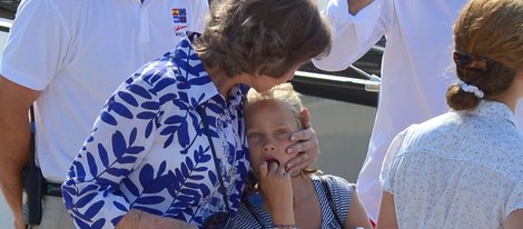 La Reina Sofía besa a su nieta Irene en el club náutico de Calanova