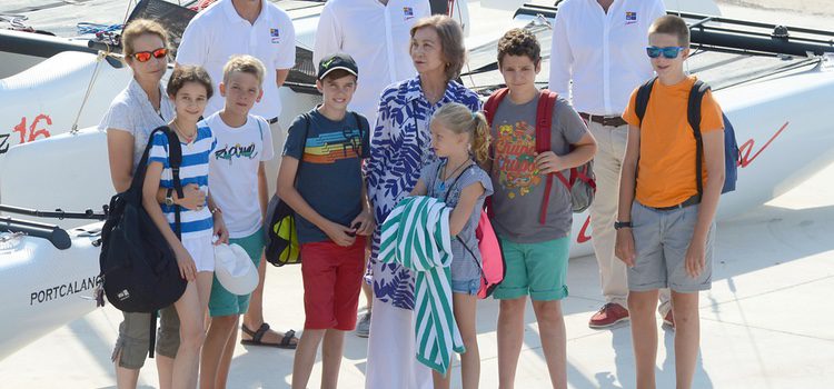 La Reina Sofía con sus seis nietos mayores y la Infanta Elena en Mallorca