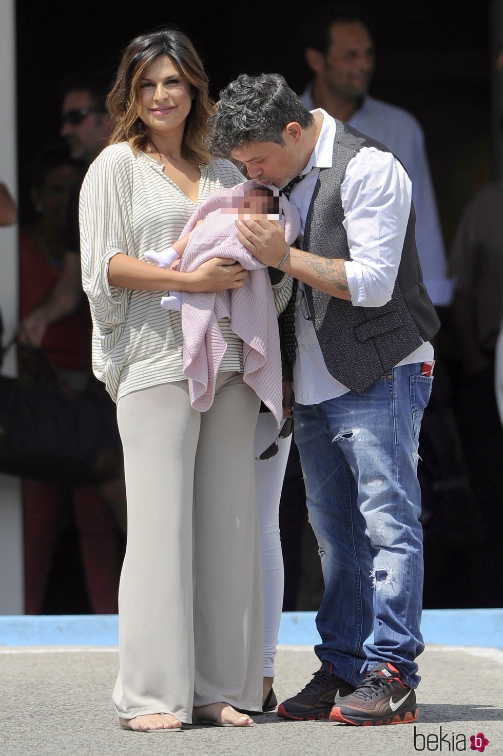 Alejandro Sanz besa a su hija Alma junto a Raquel Perera en la presentación del bebé