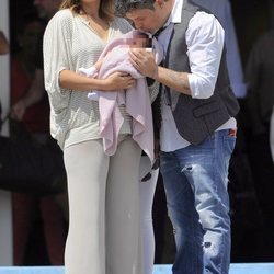Alejandro Sanz besa a su hija Alma junto a Raquel Perera en la presentación del bebé