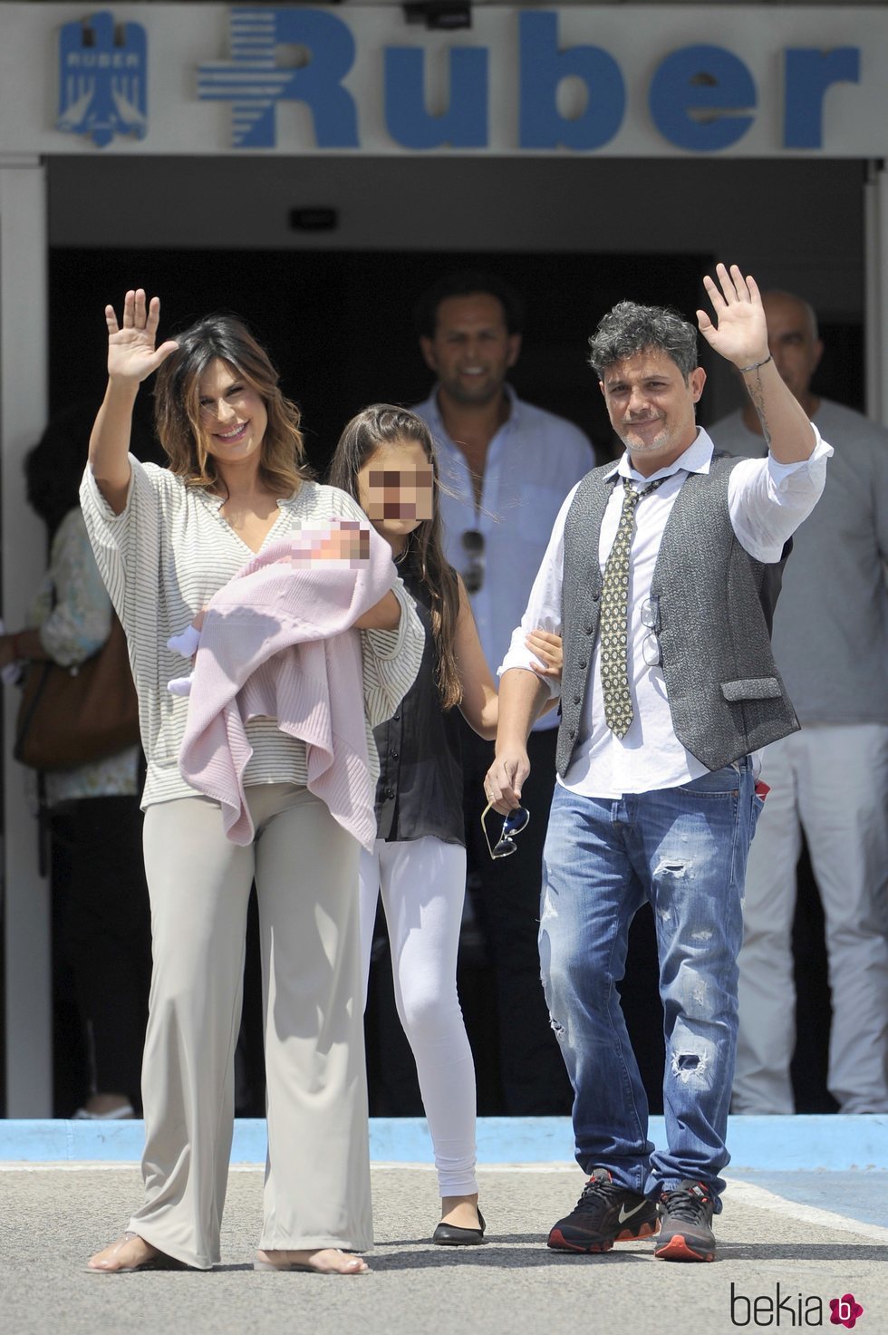 Alejandro Sanz y Raquel Perera saludan en la presentación de su hija Alma