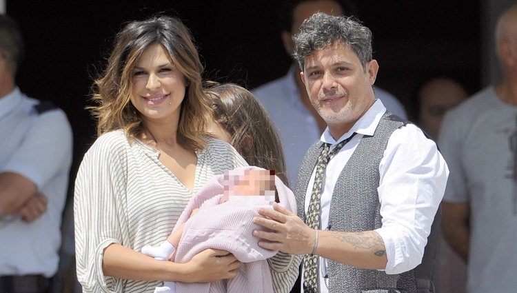 Alejandro Sanz y Raquel Perera presentan a su hija Alma