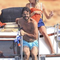 Carlos Felipe de Suecia en un barco en Ibiza