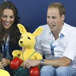 Los Duques de Cambridge con el canguro-mascota de Australia en los Juegos de la Commonwealth 2014