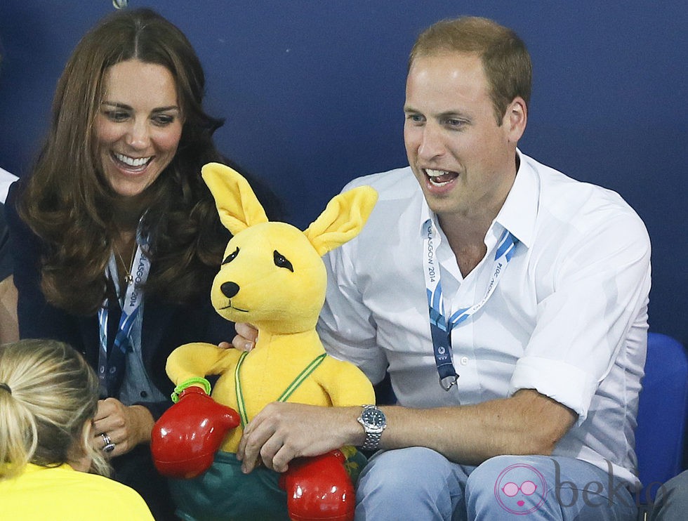 Los Duques de Cambridge con el canguro-mascota de Australia en los Juegos de la Commonwealth 2014