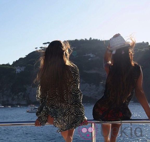 Antonella Roccuzzo y Daniella Semaan mirando al mar desde un barco