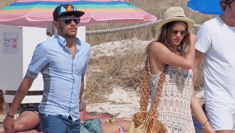 Neymar y Bruna Marquezine de vacaciones en Ibiza