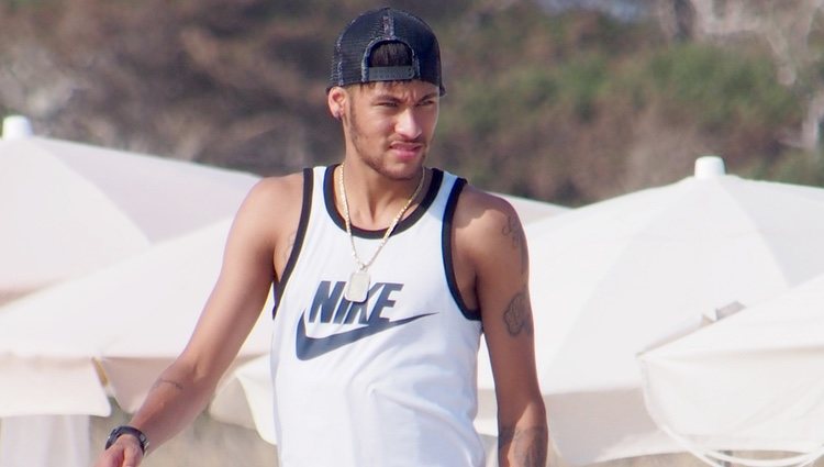 Neymar paseando por las playas de Ibiza
