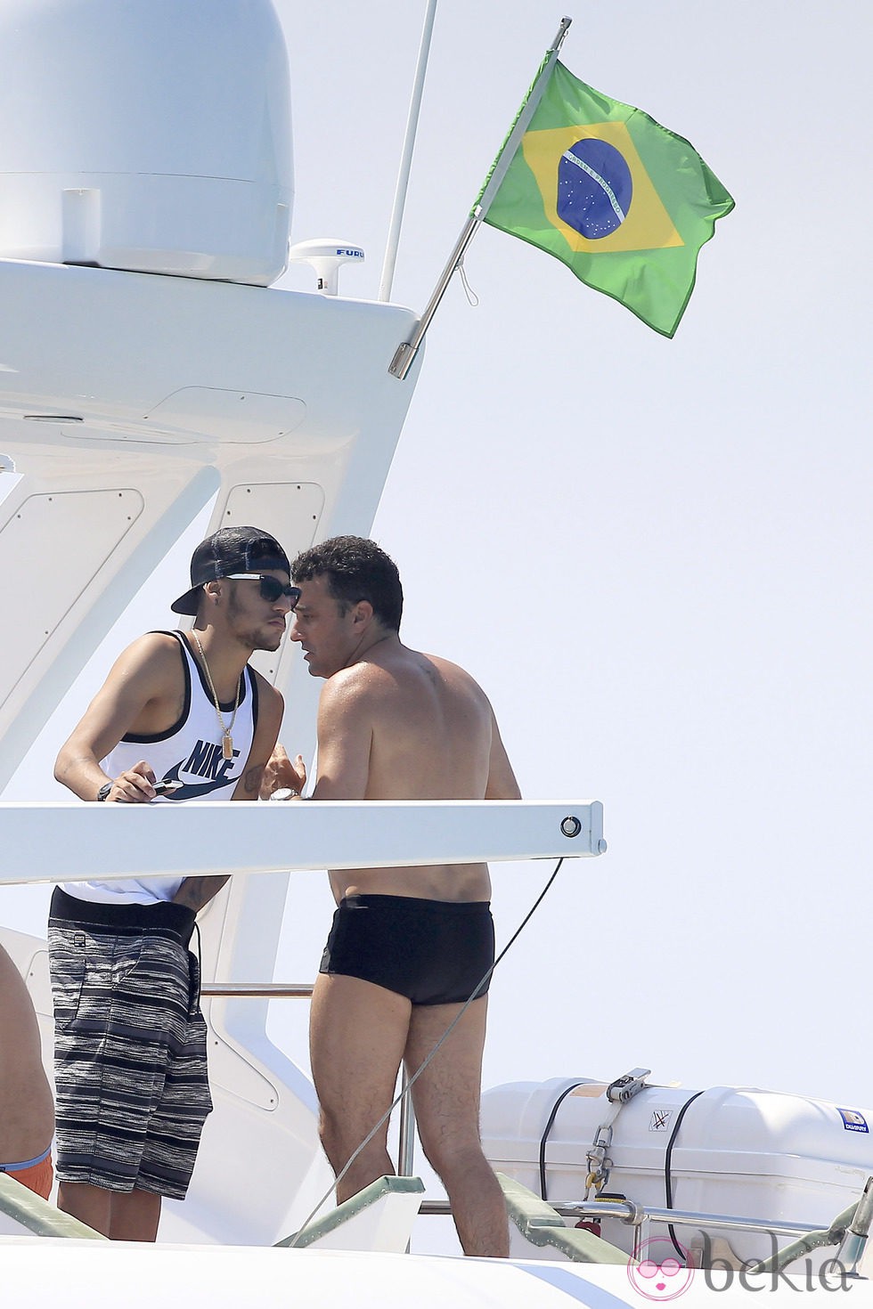 Neymar asomado en su barco en Ibiza