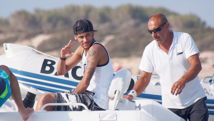 Neymar relajado durante sus vacaciones a Ibiza