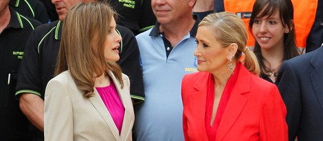 La Reina Letizia charla con Cristina Cifuentes en un acto oficial