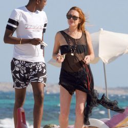 Lindsay Lohan con un amigo en Ibiza