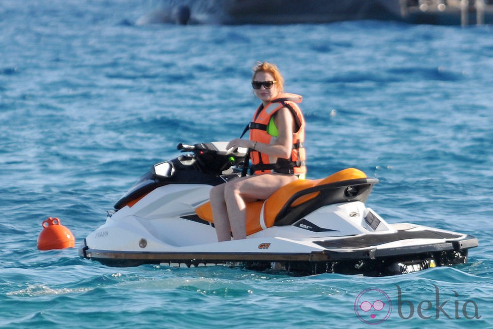 Lindsay Lohan en una moto acuática en Ibiza