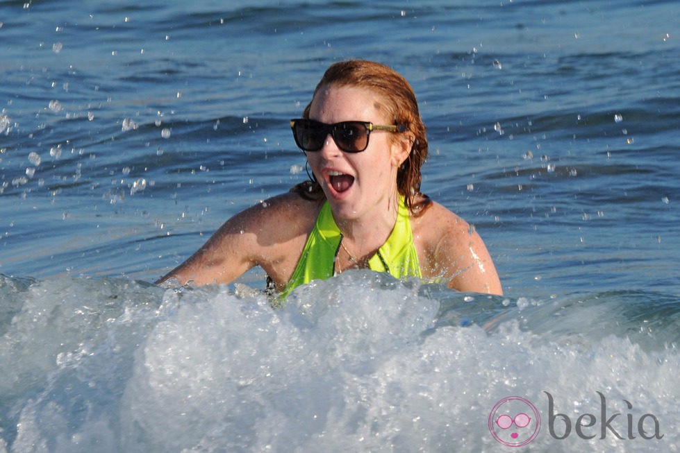 Lindsay Lohan se da un baño en el mar en Ibiza