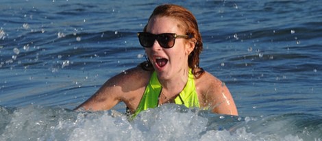 Lindsay Lohan se da un baño en el mar en Ibiza