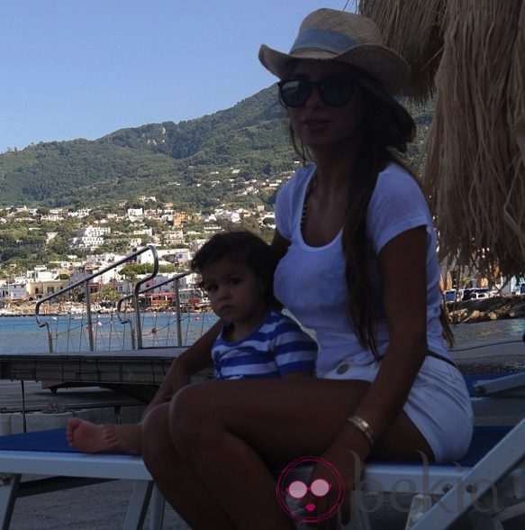 Daniella Semaan posa con su hija Lia Fàbregas durante sus vacaciones en Italia