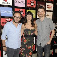 Gorka Otxoa, Carlos Santos 'Povedilla' y una acompañante en la presentación del espectáculo 'Poeta en Nueva York' en Madrid