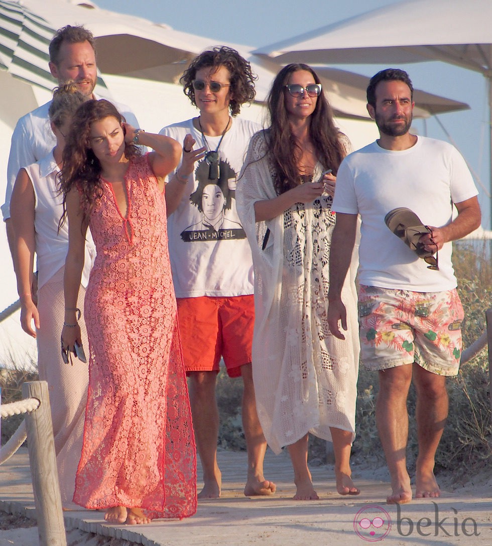 Orlando Bloom y Erica Packer con unos amigos en Ibiza