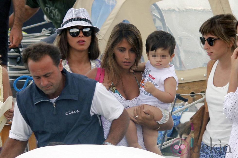 Daniella Semaan y Antonella Roccuzzo con Thiago Messi en la costa italiana