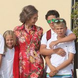 La Reina Sofía de Grecia con Irene, Froilán y Juan Valentín Urdangarín en la Escuela de Vela de Calanova