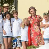 La Reina Sofía junto a sus nietos en la entrega de diplomas en la Escuela de Vela de Calanova