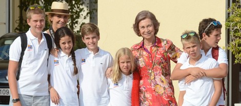 La Reina Sofía junto a sus nietos en la entrega de diplomas en la Escuela de Vela de Calanova