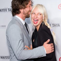 Sia y Erik Anders Lang muy cariñosos en la gala Wayuu Taya en Nueva York