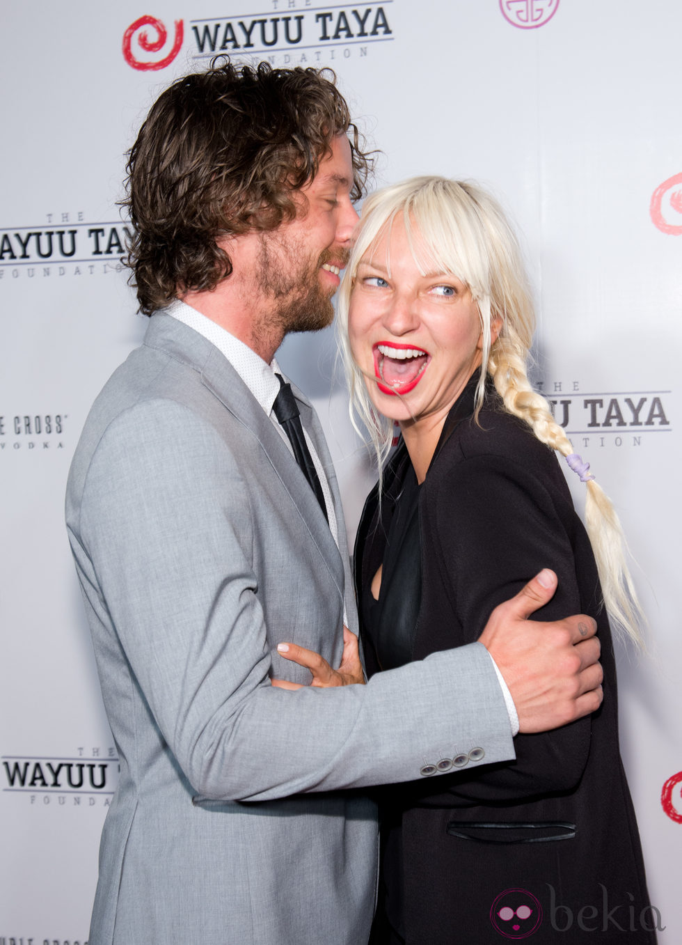 Sia y Erik Anders Lang muy cariñosos en la gala Wayuu Taya en Nueva York