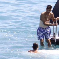 Neymar se mete en el mar con bañador y corsé en Ibiza