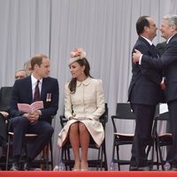 Los presidentes de Francia y Alemania se abrazan frente a los Duques de Cambridge y el Rey Felipe
