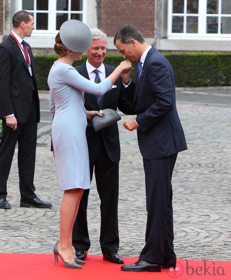 El Rey Felipe VI saluda a la Reina Matilde de Bélgica en el centenario del estallido de la I Guerra Mundial