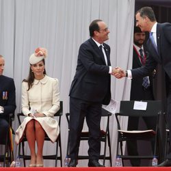 François Hollande saluda al Rey Felipe junto a los Duques de Cambridge en el centenario del estallido de la I Guerra Mundial