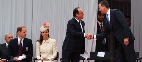 François Hollande saluda al Rey Felipe junto a los Duques de Cambridge en el centenario del estallido de la I Guerra Mundial
