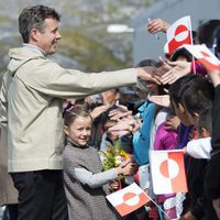 Federico de Dinamarca y su hija Isabel saludando a los ciudadanos en Groenlandia