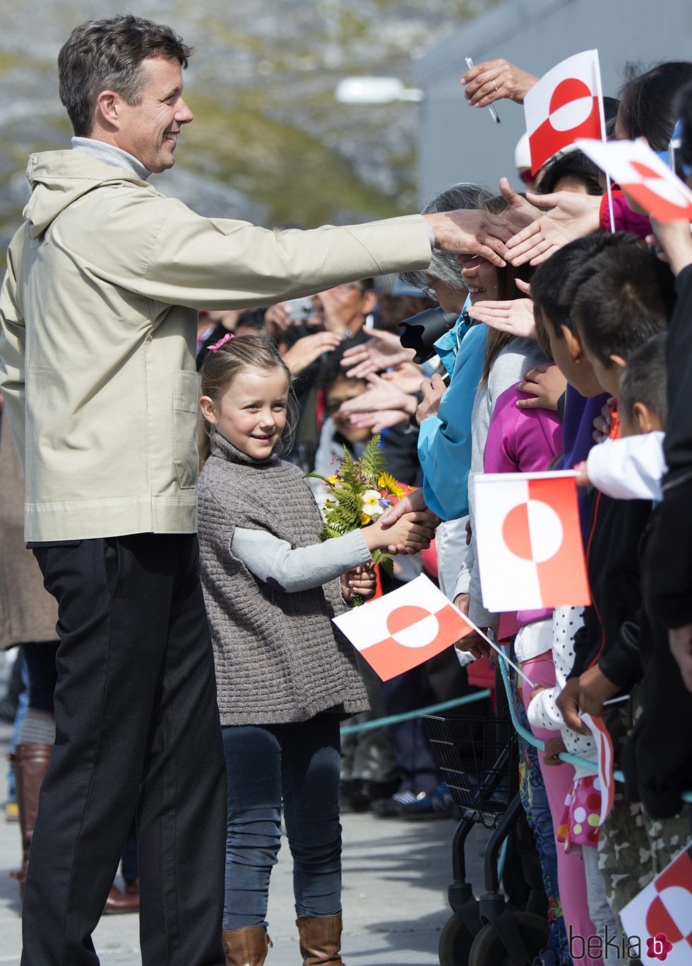 Federico de Dinamarca y su hija Isabel saludando a los ciudadanos en Groenlandia