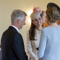 Kate Middleton charla con los Reyes de Bélgica y el Rey Felipe con el Príncipe Guillermo en Lieja