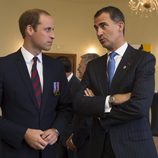 El Príncipe Guillermo y el Rey Felipe charlando en los actos por el centenario del estallido de la I Guerra Mundial